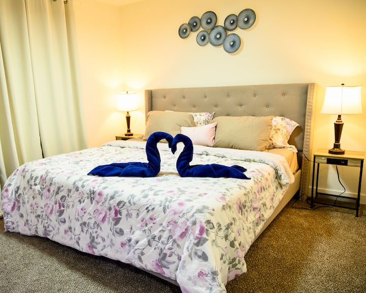 Отпуснете се в тази просторна родителска спалня с удобно легло и самостоятелна баня, предлагаща идеалното място за отдих, което ви кара да се чувствате като у дома си