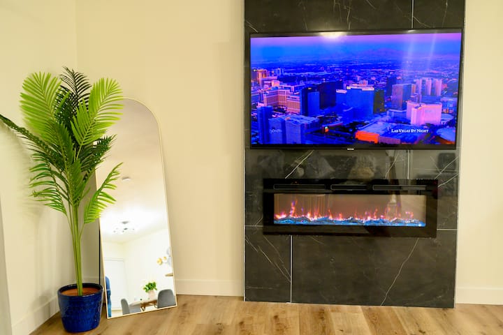 Отпуснете се със стил с уютна камина и 65 - инчов телевизор, създавайки идеалната атмосфера за престоя ви.