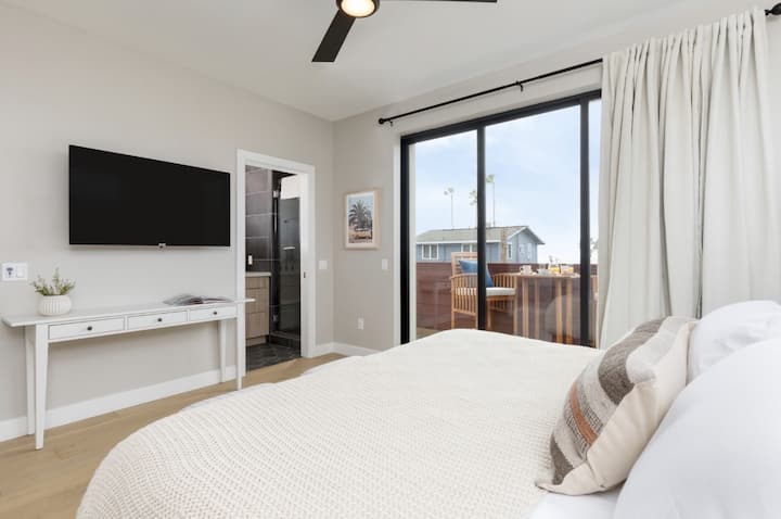La chambre 1 dispose d'un lit King, d'une salle de bain attenante et d'un balcon privé.
