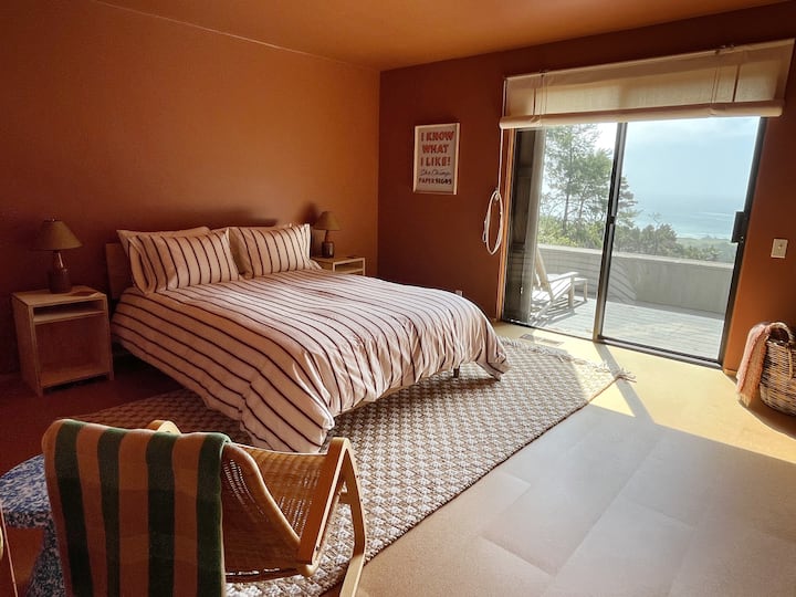 Cama tamaño queen con colchón orgánico de aguacate y sábanas de algodón 100%. 