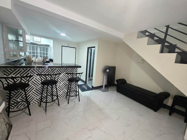 3 Bedrooms+wi-fi+parking+bfast+no Brownout - Tarlac City