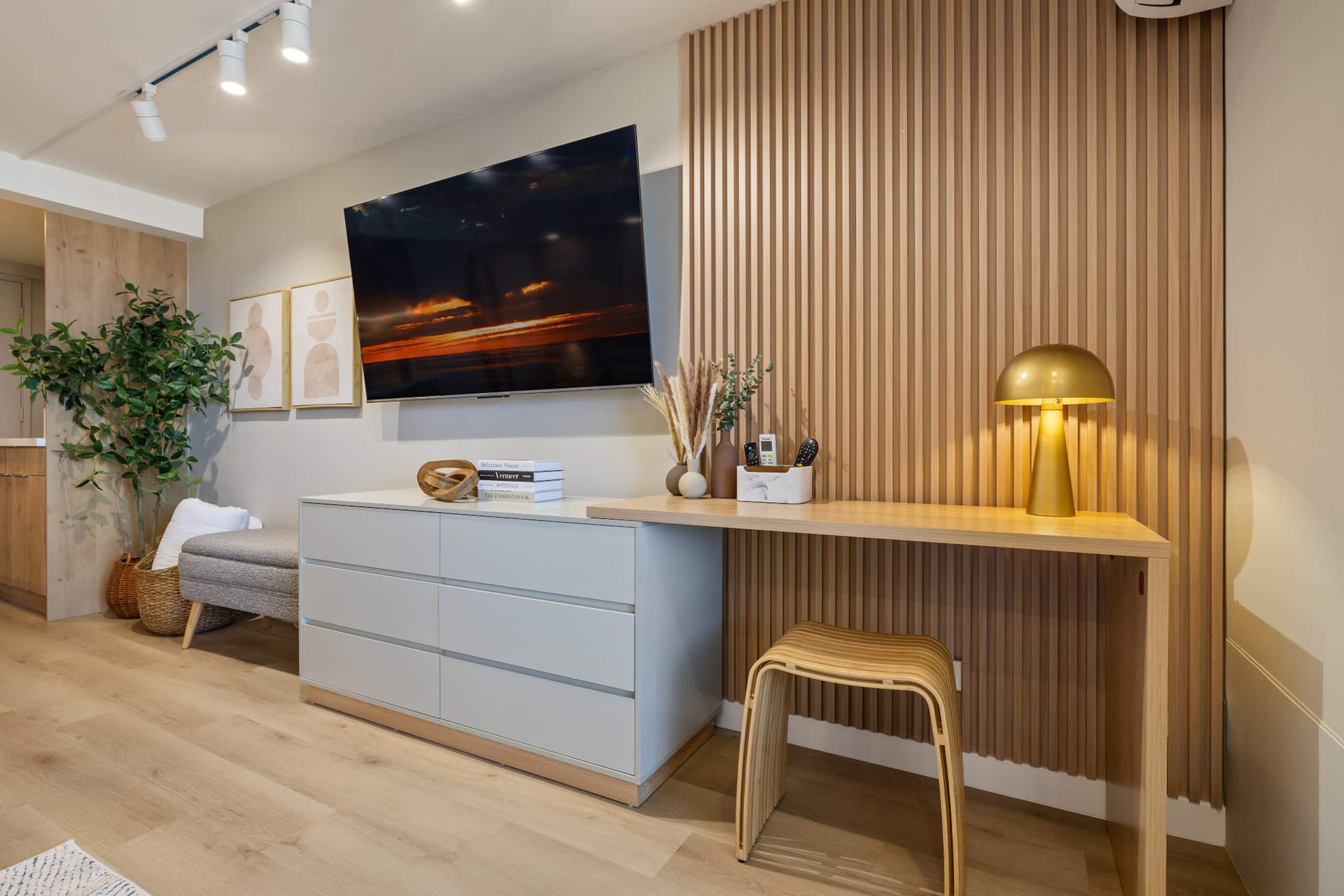 Waikiki Luxury Ocean Breeze Getaway 36F - Image 19