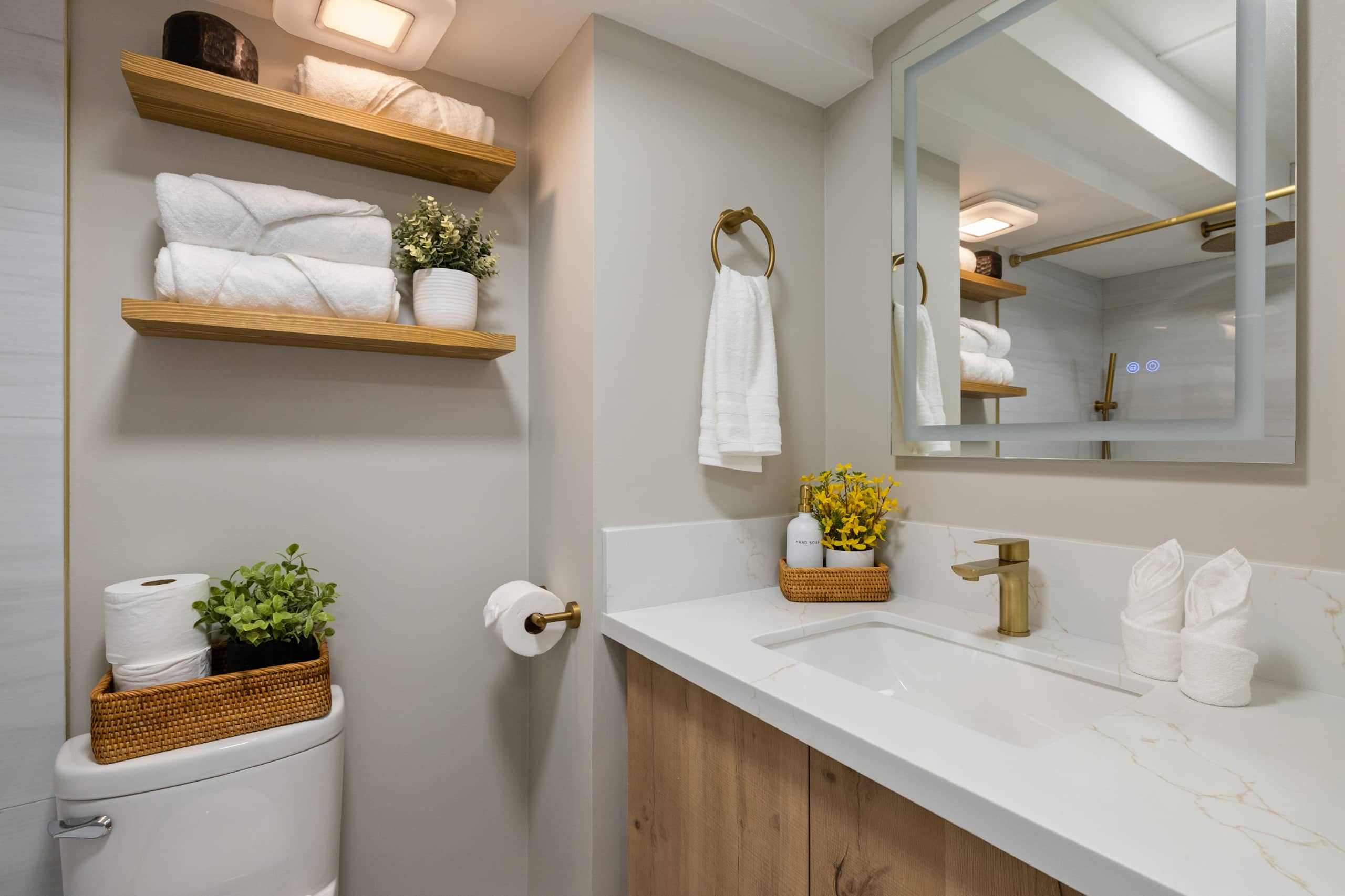 Waikiki Luxury Ocean Breeze Getaway 36F - Image 13
