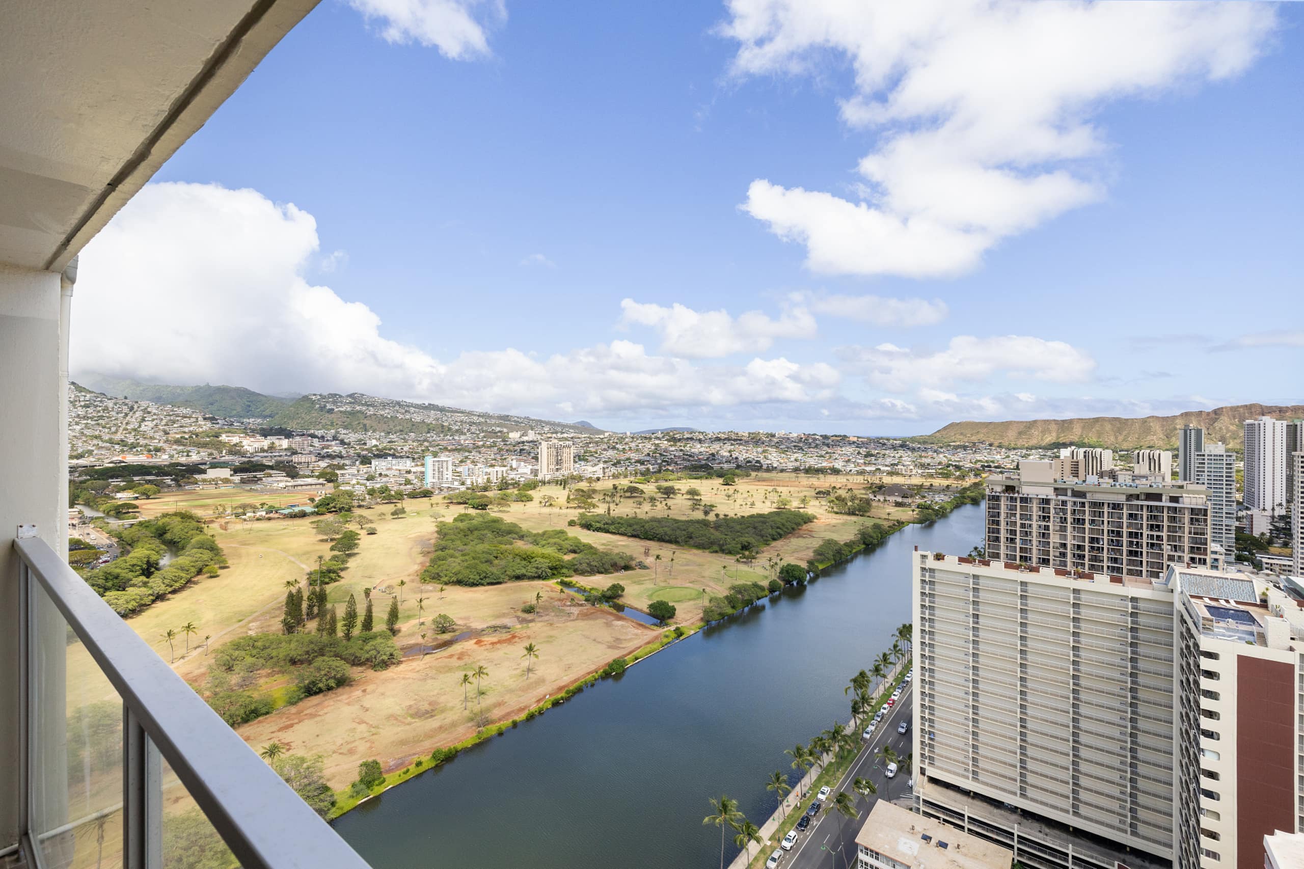 Waikiki Luxury Ocean Breeze Getaway 36F - Image 21