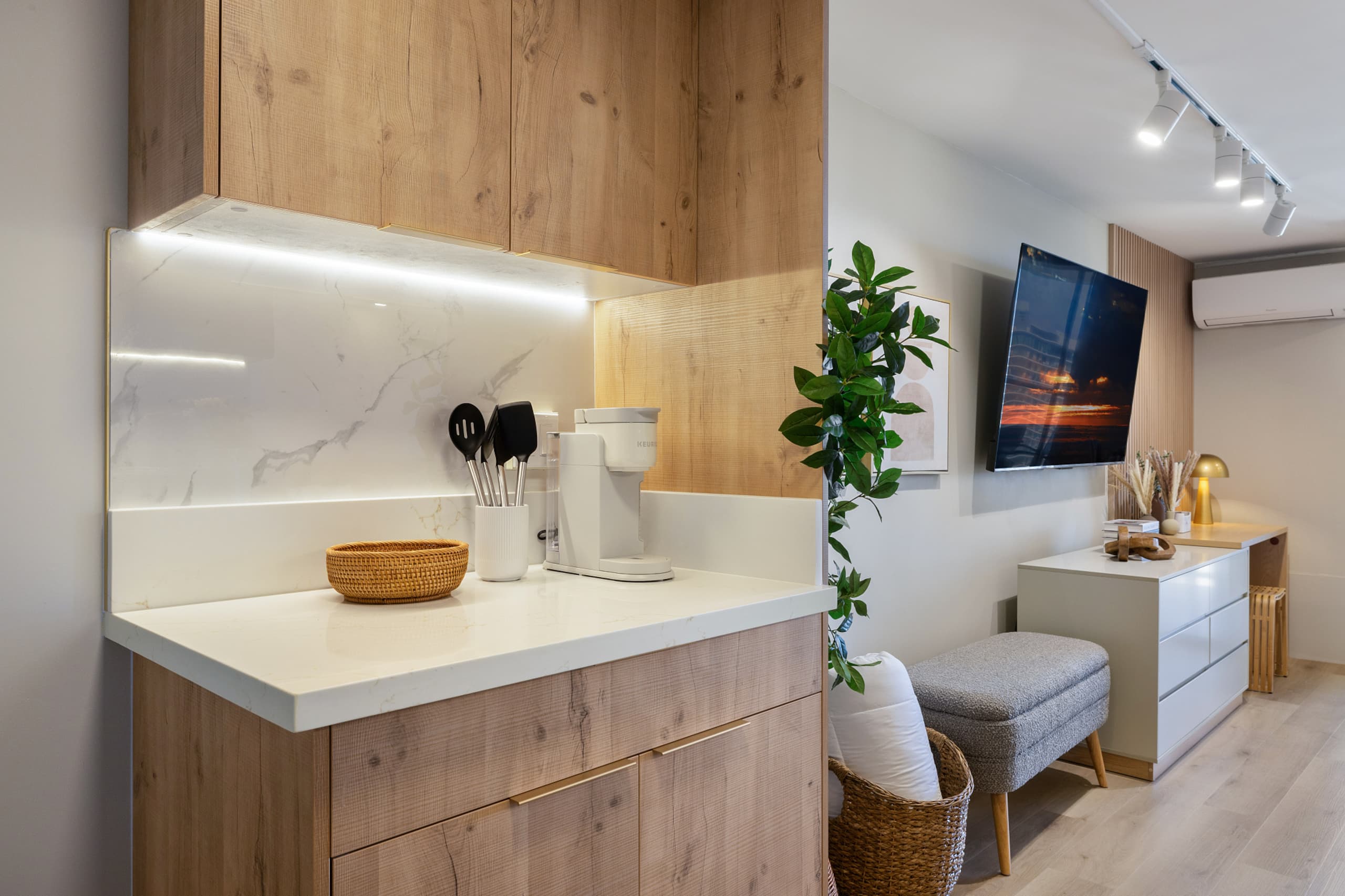 Waikiki Luxury Ocean Breeze Getaway 36F - Image 4