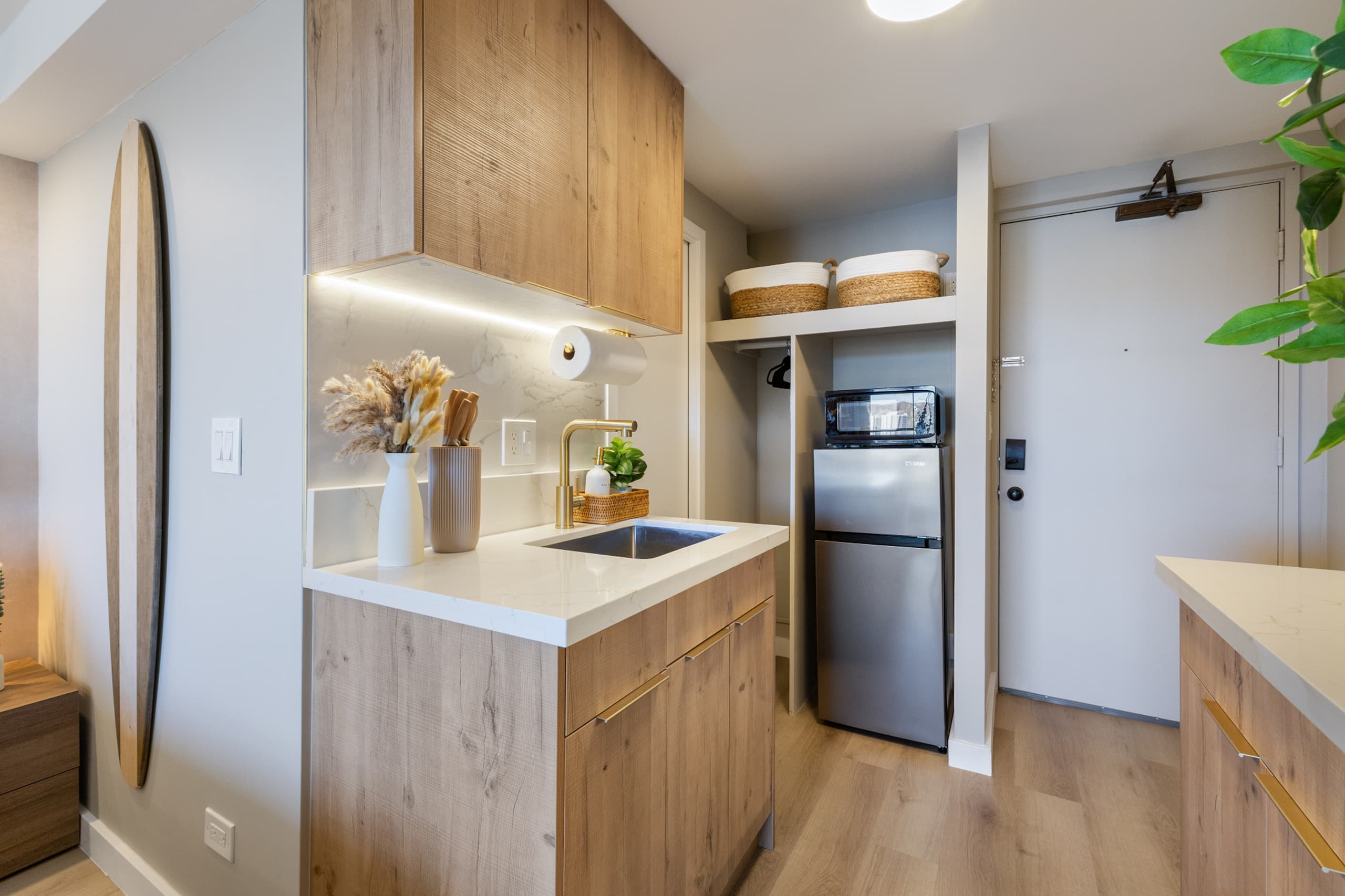 Waikiki Luxury Ocean Breeze Getaway 36F - Image 2