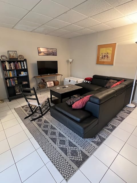 Top performing Airbnb: Home Away From Home/Peaceful/Private Deck/Parking in Northwest