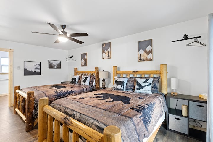 Chumba cha kulala chenye nafasi kubwa kilicho na vitanda viwili vya kifalme na mlango mpana wa ufikiaji ulioboreshwa.