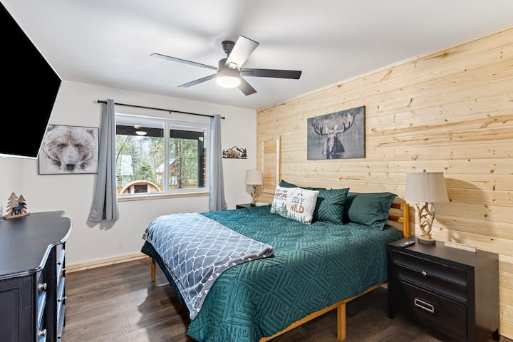 Likizo ya Chumba cha Kulala cha Utulivu: Ingia kwenye kitanda cha King kwa ajili ya usingizi wa usiku wenye utulivu.