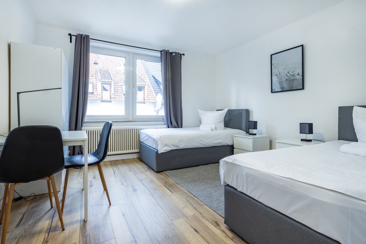 在这里，您可以睡在舒适的弹簧床（2x 90厘米）上，也可以在书桌上工作