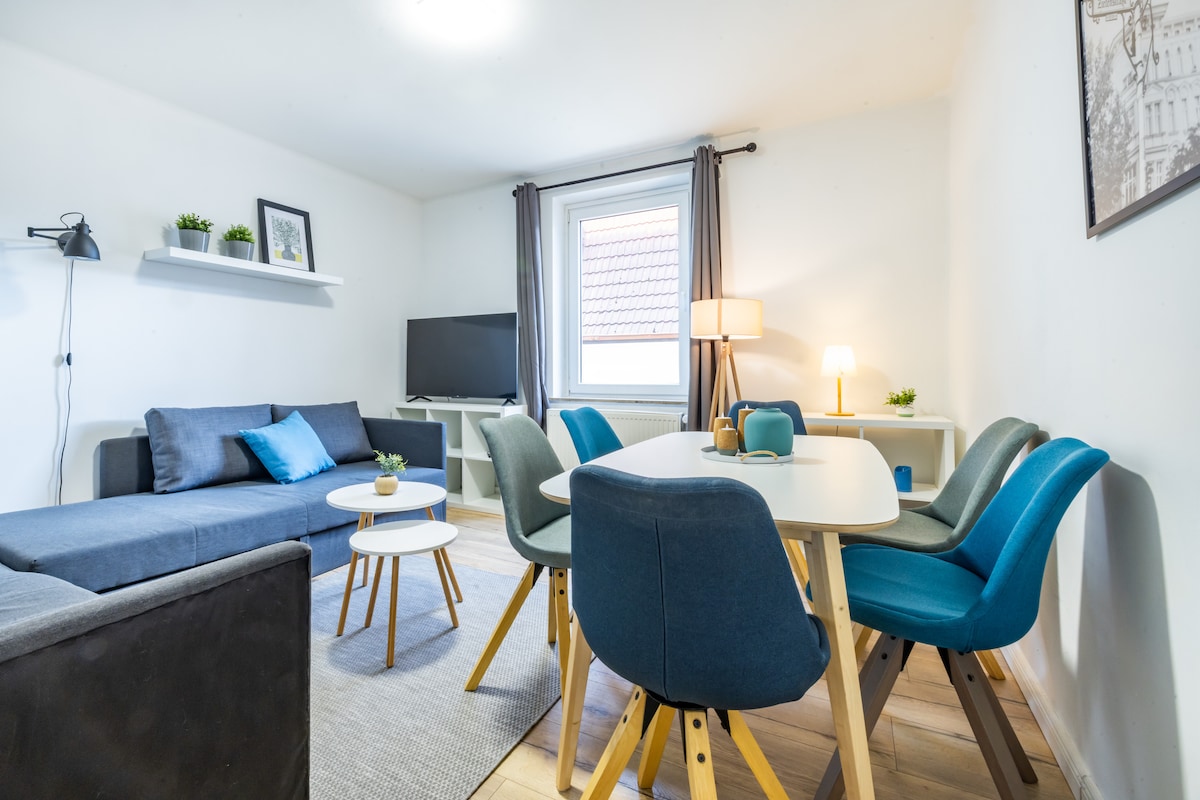 餐桌和6把椅子，可供丰盛的早餐或晚餐使用