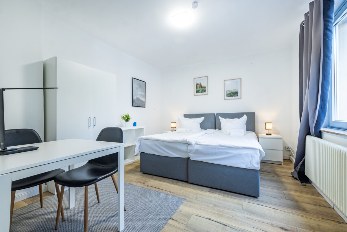 窗帘完全遮住了房间的光线