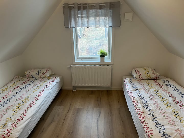 Спалня 2. Двойно легло, което може да бъде споделено с 2 единични легла.