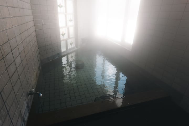 男性用のお風呂も大人3人が足を伸ばしてゆったりと入れます。