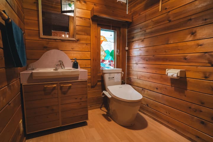 トイレはウォシュレットと温かい便座がついてます。洗面所もあります。