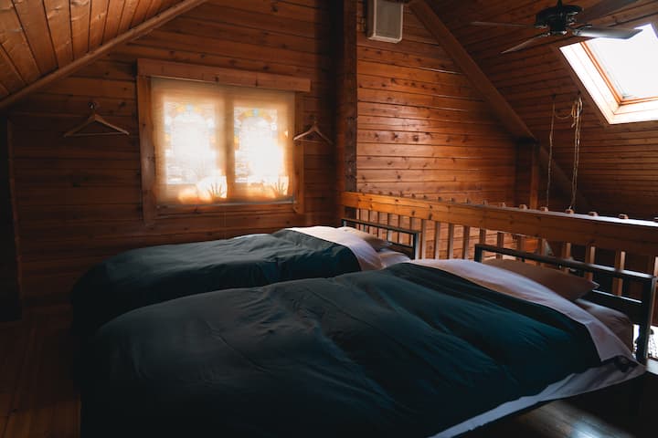 2階のロフトにはシングルベッドが2つ。