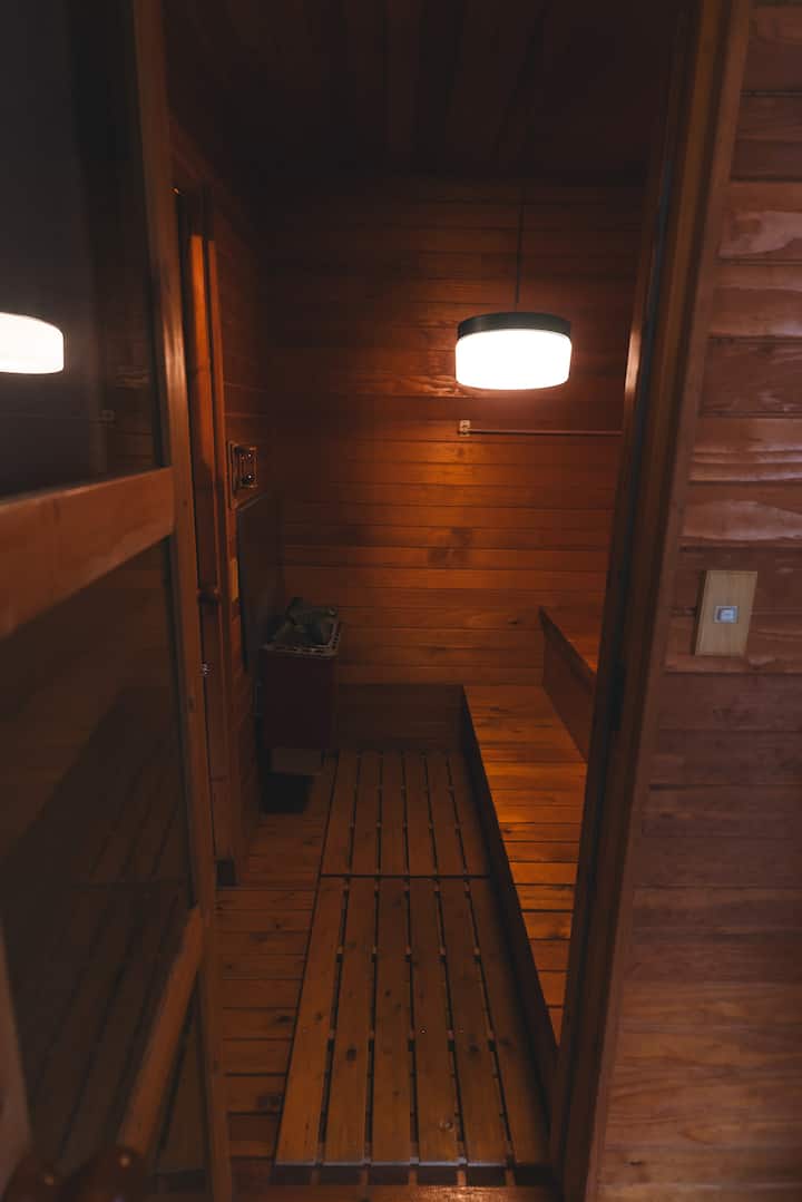 サウナには男性用の脱衣所と女性用の脱衣所から入れます。