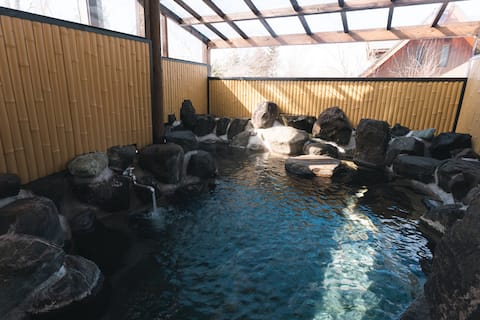 2 open-air baths and hot springs. Sauna and BBQ hut. Wood stove. A large log house for rent.