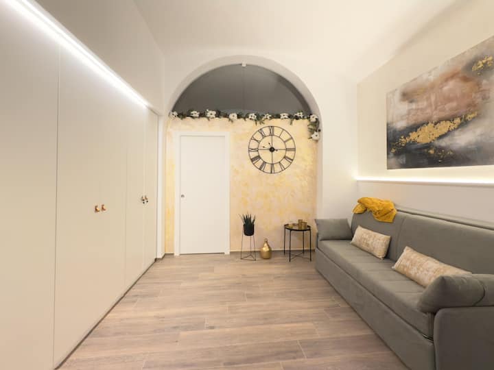 Moderno open space con design elegante, colori neutri e dettagli curati. Perfetto per soggiorni confortevoli, con tutto il necessario per sentirsi a casa. Ideale per coppie o viaggiatori d’affari.