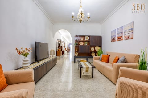 Charming 3BR Maisonette with private Backyard & AC