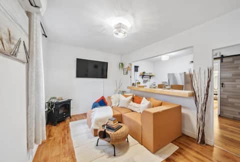 Successful Airbnb property: Skipping Stones-Lakefront Retreat APT4 in Clarington