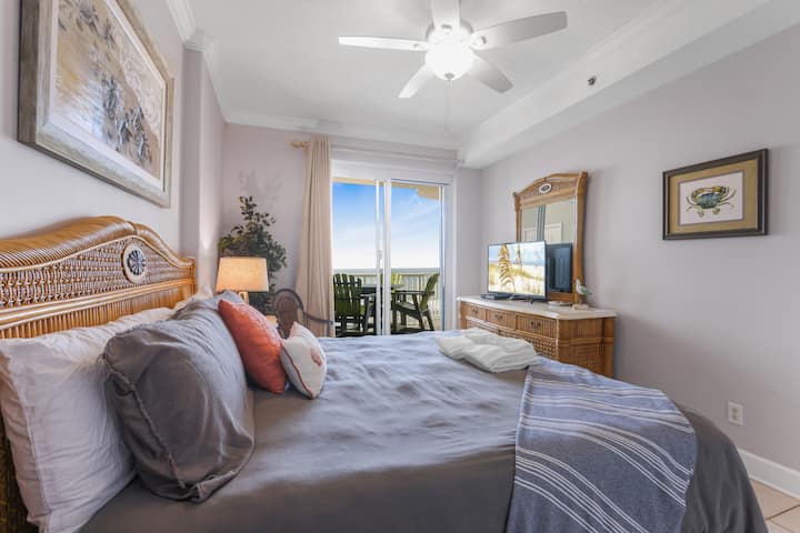 Wake to the sound of waves and step onto your balcony for a peaceful start to the day with stunning Gulf views.