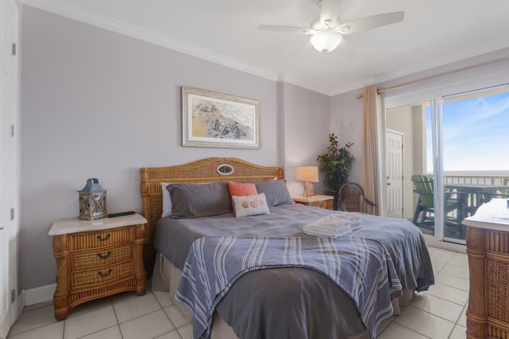 Faites la grasse matinée, puis ouvrez la porte coulissante pour laisser entrer la brise du matin. Une chaise vous attend sur le balcon pour votre premier café.