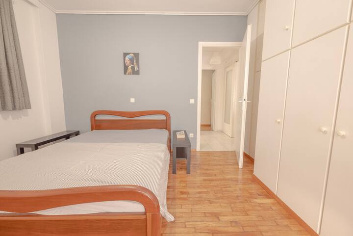Este es el segundo dormitorio. Una cama doble y mucho espacio para guardar tu ropa y artículos personales.
