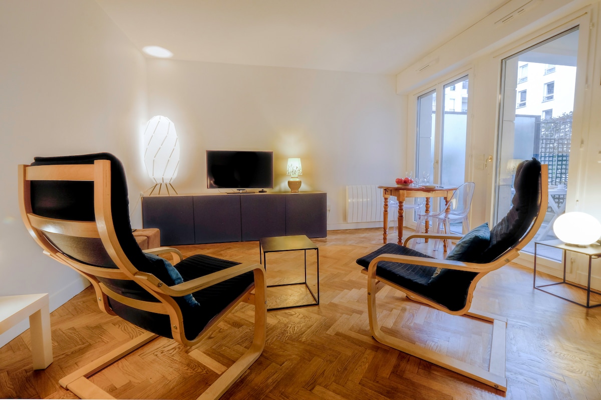 Простор за живеење со подвижен двоен кревет и поврзан телевизор.