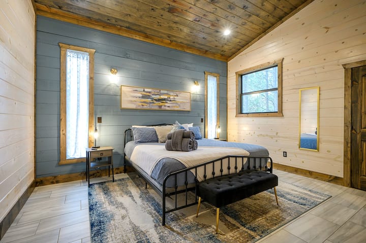 Bračni krevet (180x200) s pripadajućom kupaonicom. 