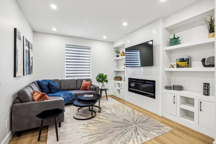5 Bdrm, 3 King Beds, Two Suites-perfect Group Stay - Calgary