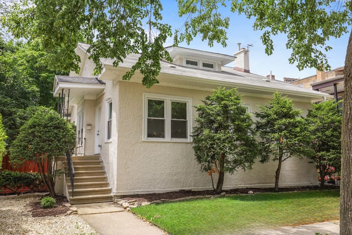 Spacious Designer Oasis: Game Room – Yard – Garage