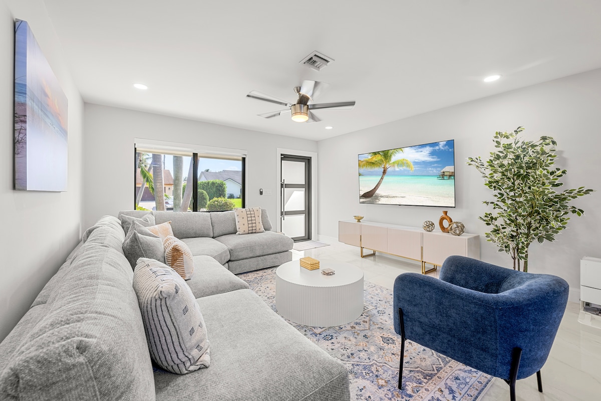 Entry into the front living area. Large Smart TV in both living areas.