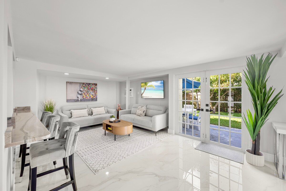 Den off of kitchen area