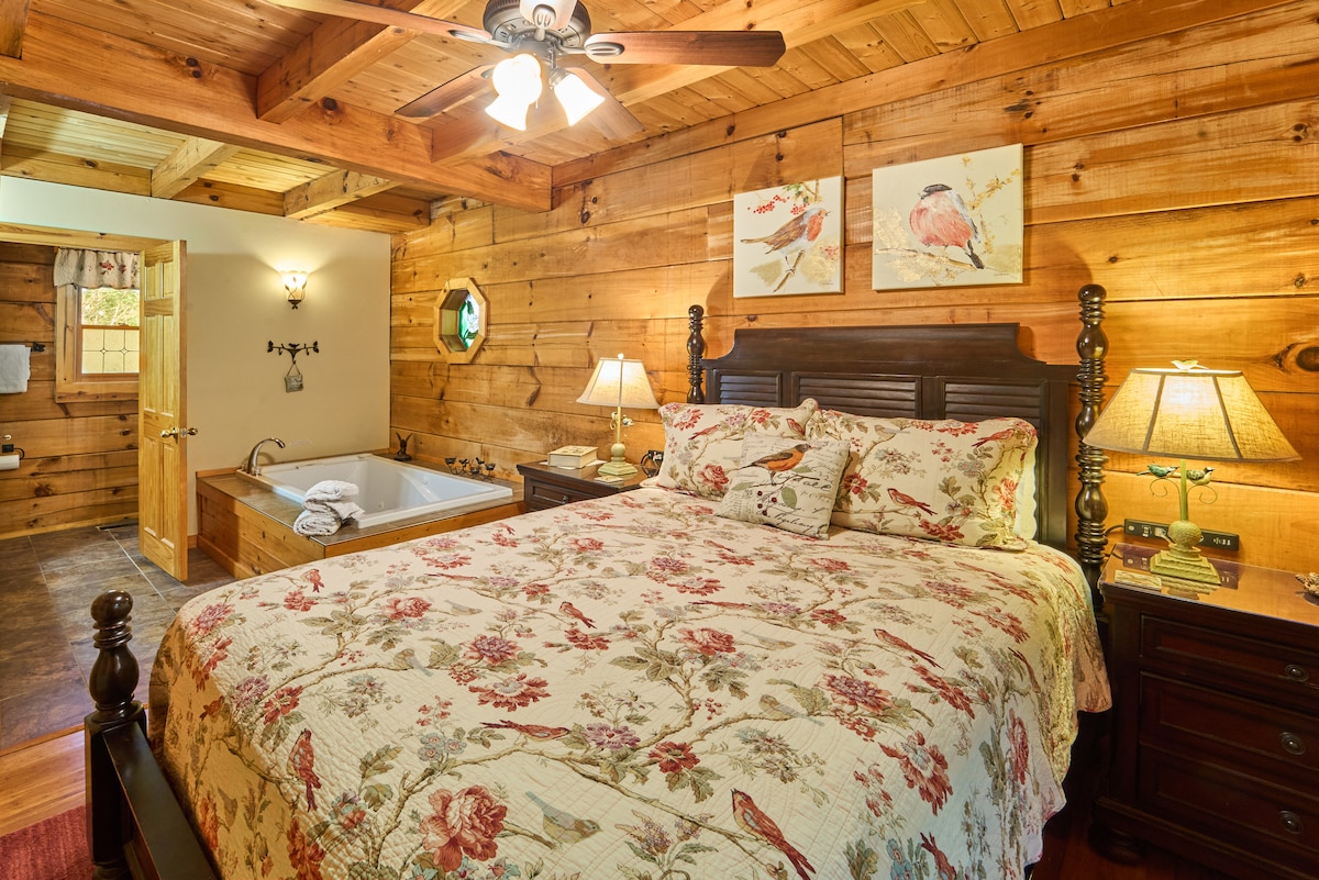 חדר השינה בקומה הראשית, עם חדר רחצה צמוד, משמש כמקום מפלט נוח לזוגות כשלעצמו, ומציע מיטת קווין סייז נוחה ואמבטיה פרטית עם סילון מים, כדי ליהנות מרוגע אולטימטיבי.