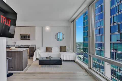 Popular Airbnb listing: Spacious King Bed, Secured Parking, Work Desk in Koreatown