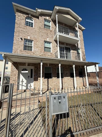 Family Friendly| 15 beds| 10 min EWR | 30 min NYC gallery image 2