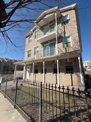 Spacious Duplex Urban Retreat