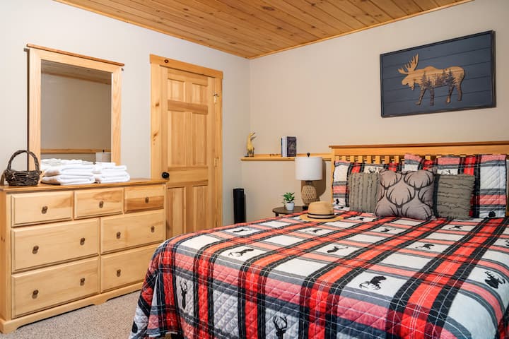 Amplia cama tamaño queen en la habitación del sótano 