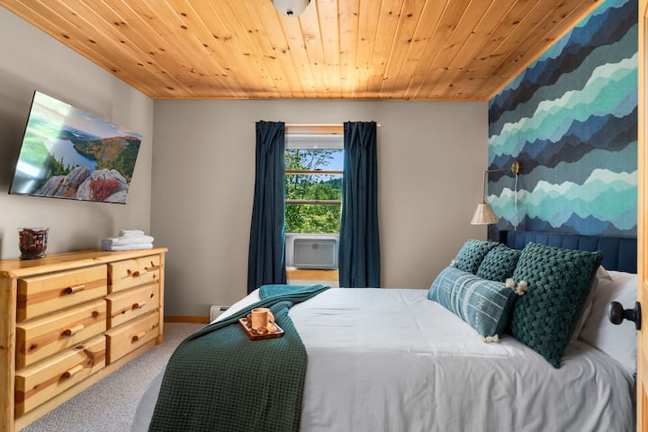 Diseñado profesionalmente con cama y sábanas nuevas para garantizar la comodidad