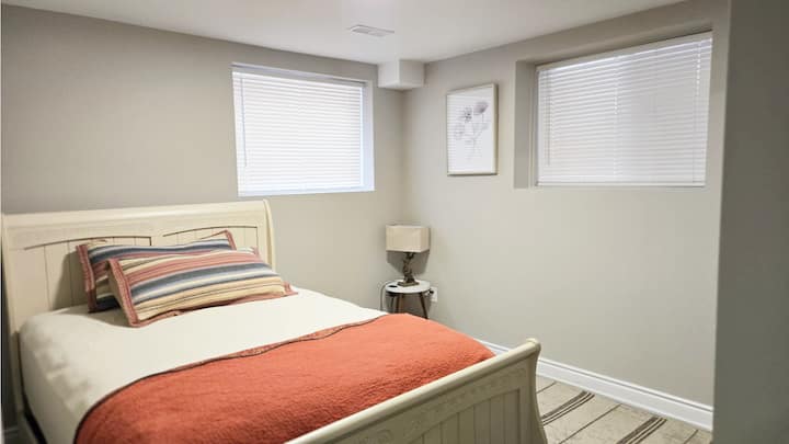 Светло и просторно двойно легло с допълнително място за съхранение, огледала и офис бюро и стол. Затъмняващи щори в стаята.