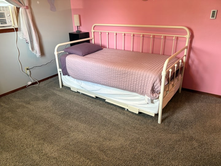 Este dormitorio tiene una cama nido. Puede ser una cama individual, dos camas individuales separadas o puede ser una cama tamaño queen. 