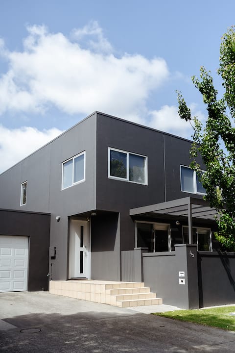 Bright & spacious 3 br townhouse CBD location