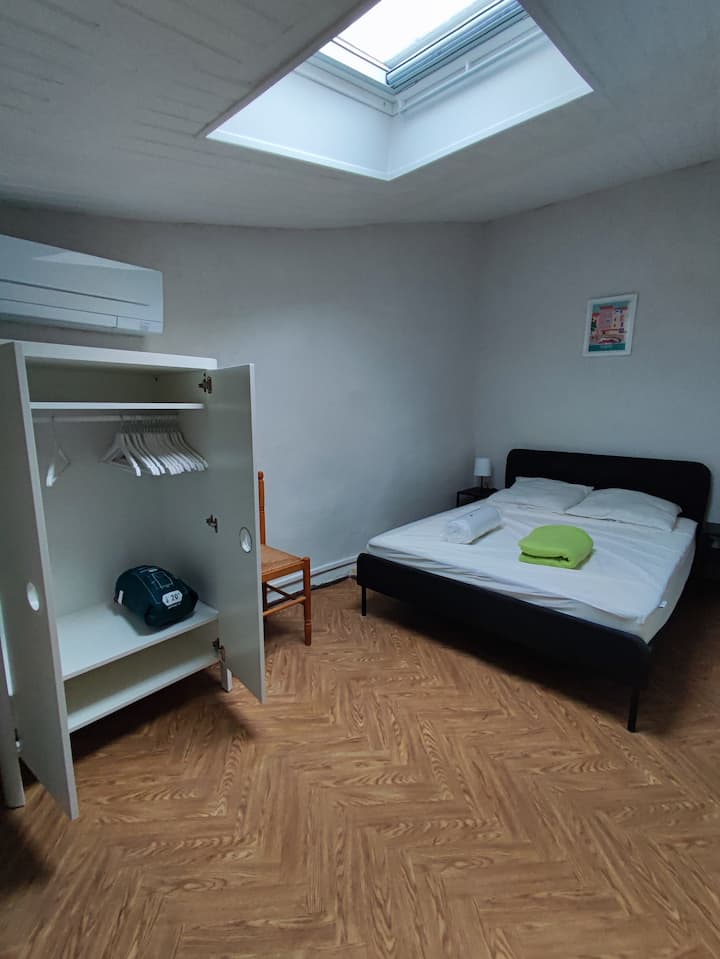 Habitación en el tercer piso con cama doble de 140 x 200. Edredón, almohadas y manta. Tendrá que traer sus sábanas. Armario. Calefacción y aire acondicionado. Wifi . Persianas.