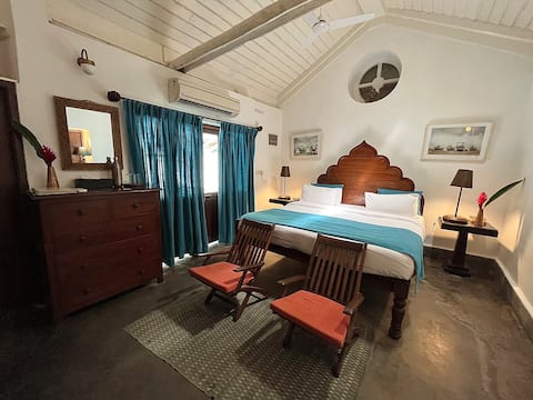 The Chummery- Independent Large Cottage by Pool