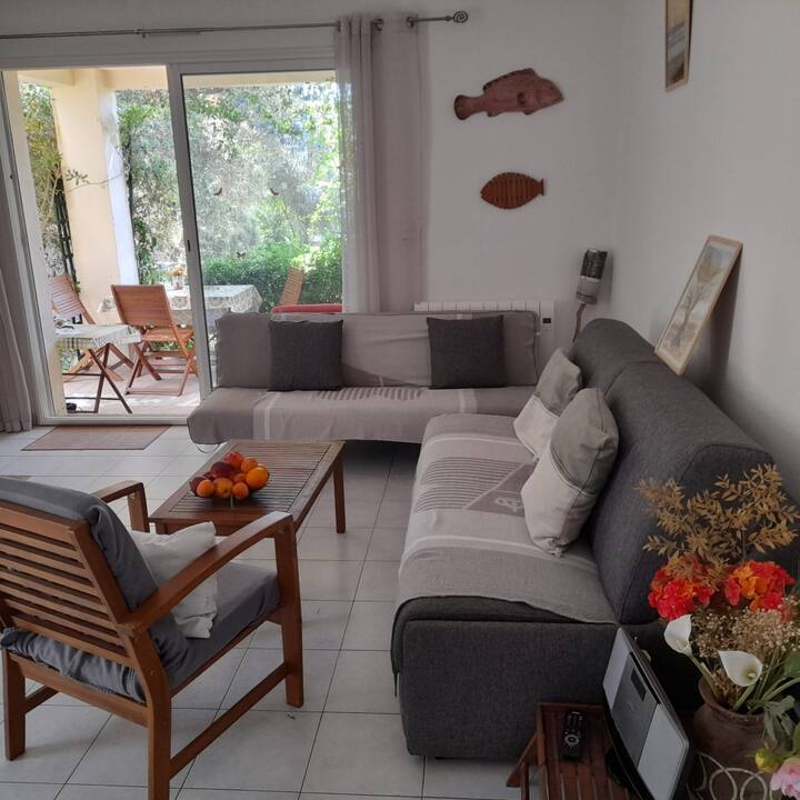 голема дневна соба со поглед кон терасата и градината 