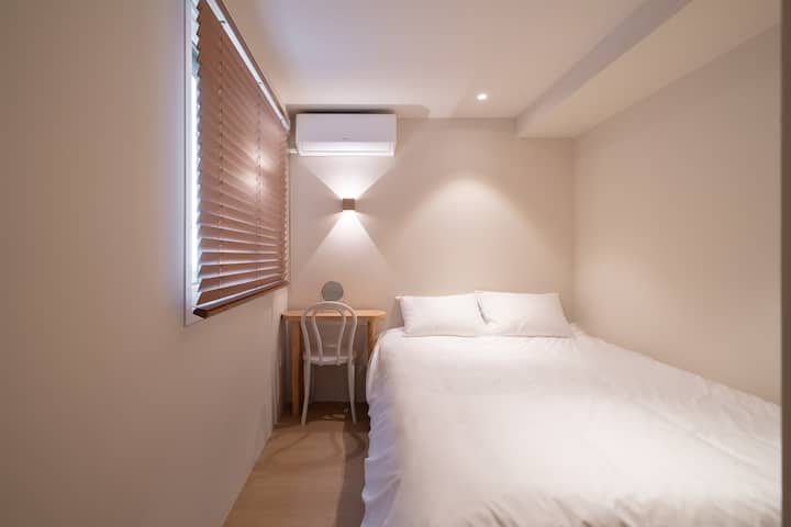 Постелнина за хотел, поединечни приклучоци, едноставни средства за лична хигиена, клима-уред