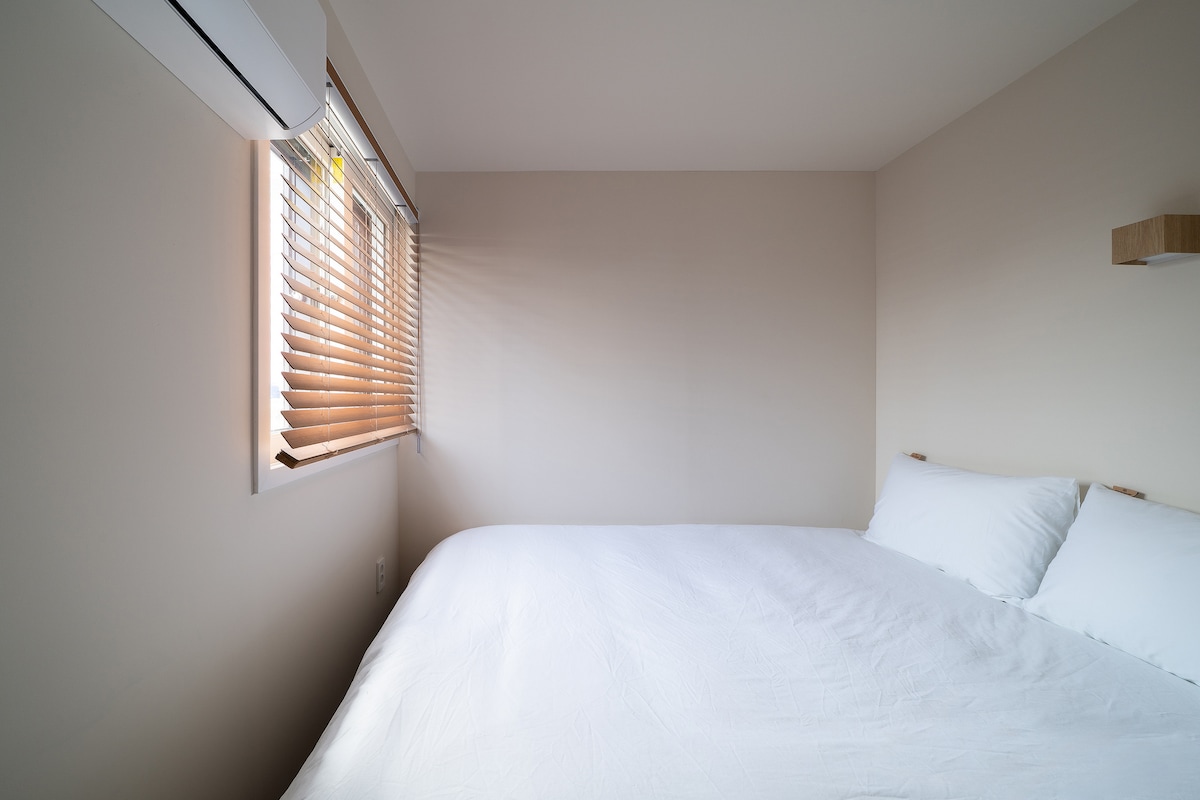 Hotelbeddengoed, individuele stopcontacten, airconditioning