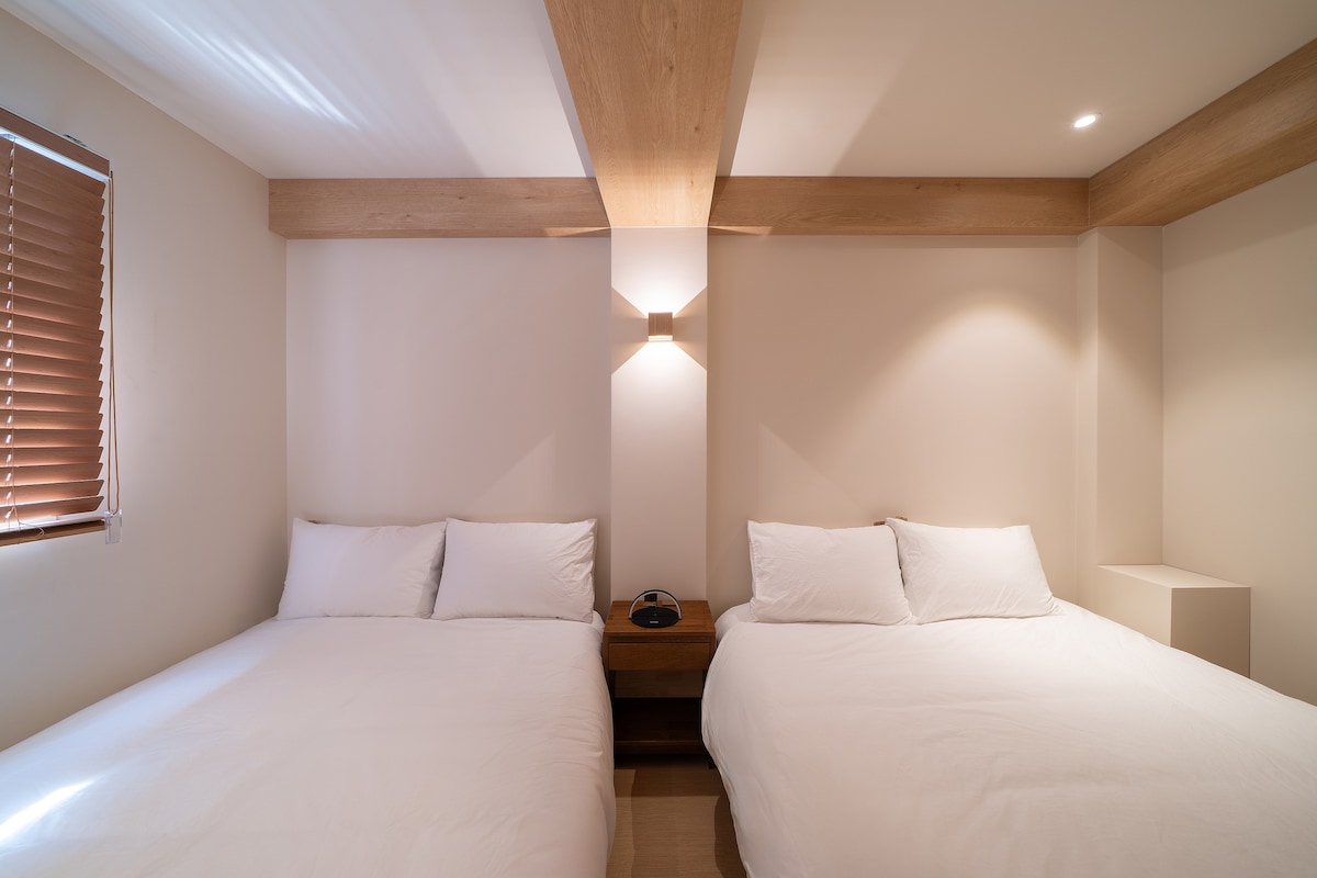 Hotelbeddengoed, individuele stopcontacten, airconditioning