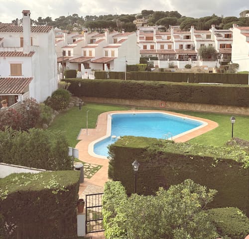 Costa Brava, casa con piscina junto al mar